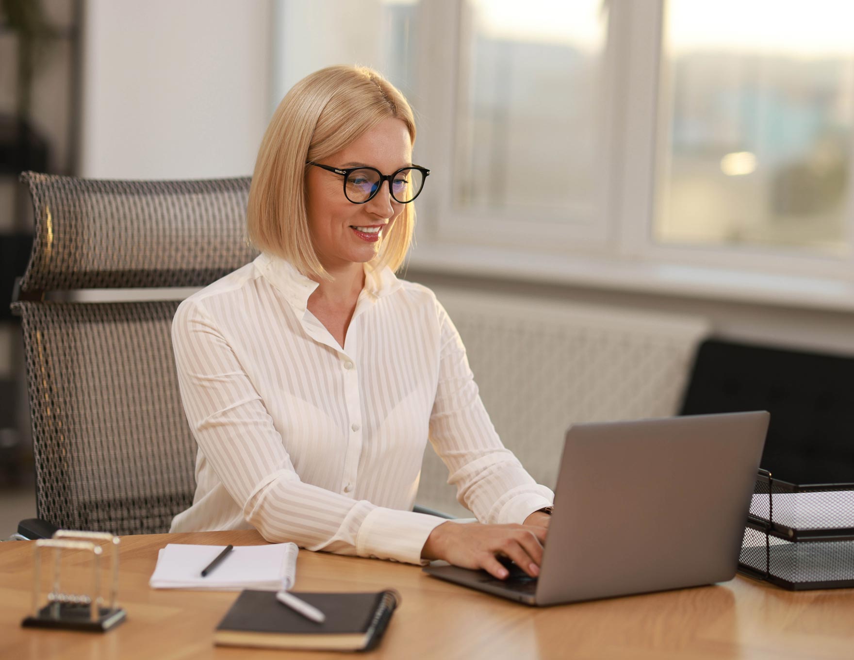 Женщина работает за ноутбуком